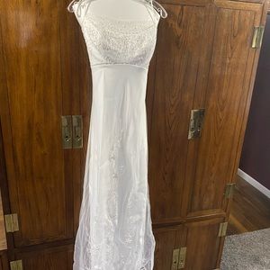 Beautiful Women’s wedding gown,worn once, professionally cleaned and preserved